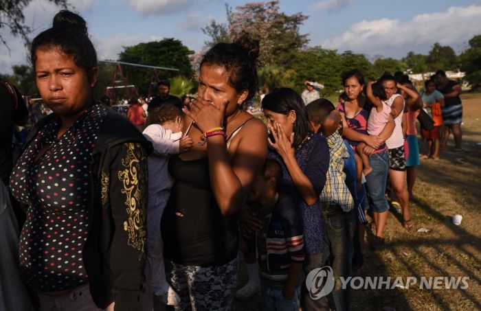 멕시코, 중미 이민자 행렬 해산 시도…400명 모국으로 추방