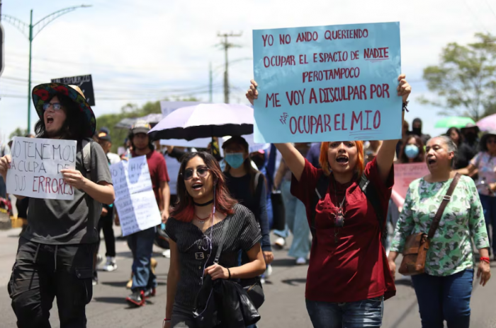 Aspirantes seleccionados a la UNAM protestan en la…