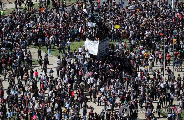 식지 않는 칠레 시위대의 분노…피녜라 대통령 "칠레는 전쟁 중"