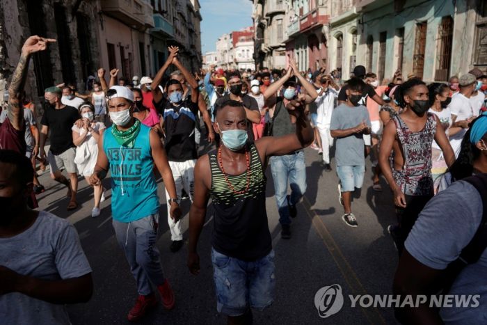 경제난에 지친 쿠바 국민, 대규모 반정부 시위…'자유' 외쳐(종합)