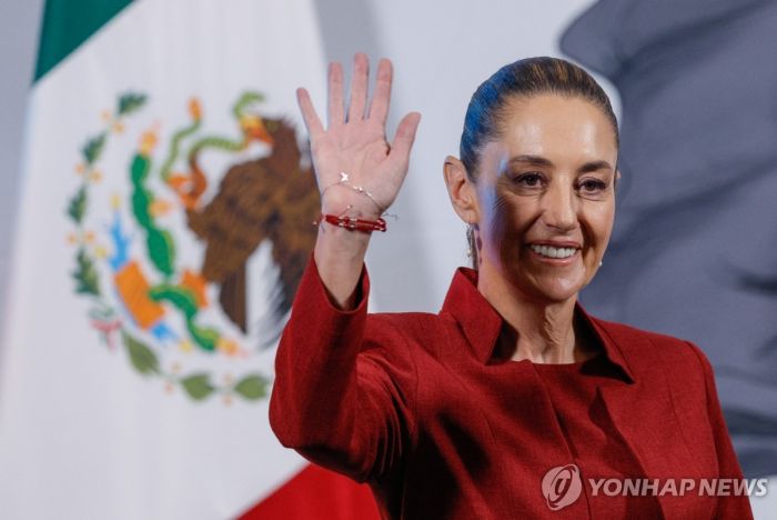 멕시코 대통령 "즉각적으로 美에 보복관세 매기진 않을 것"