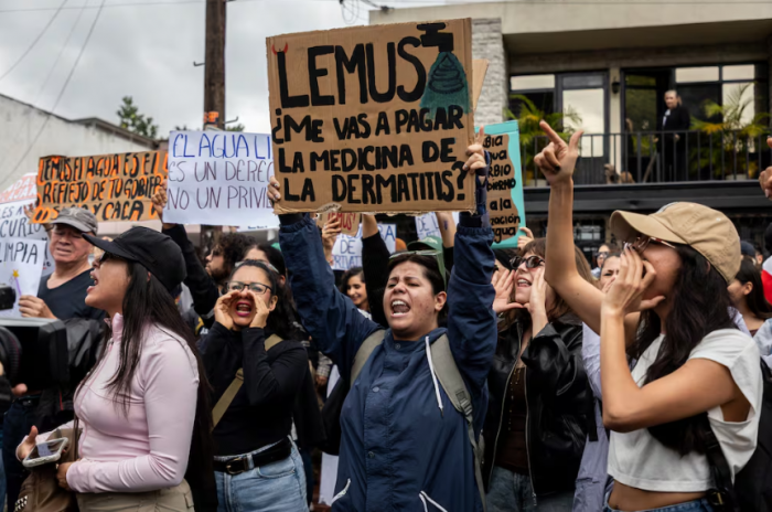 Miles de vecinos se manifiestan contra el agua suc…