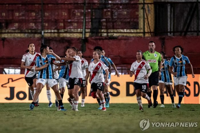 원숭이 흉내로 '인종차별 행위'…아르헨 여자 축구 선수들 석방