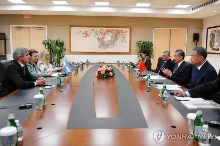 "反中 외치던 아르헨 밀레이, 투자유치 위해 中에 다가가기"