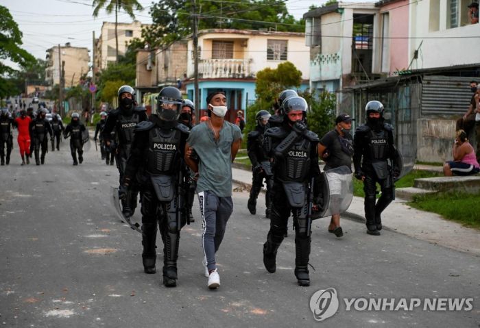 반정부 시위 불 끄려는 쿠바…소셜미디어 막고 무더기 체포