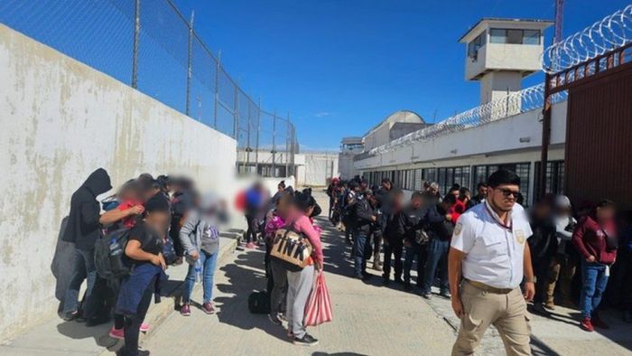 Mexico officials find 123 migrants trapped in trai…