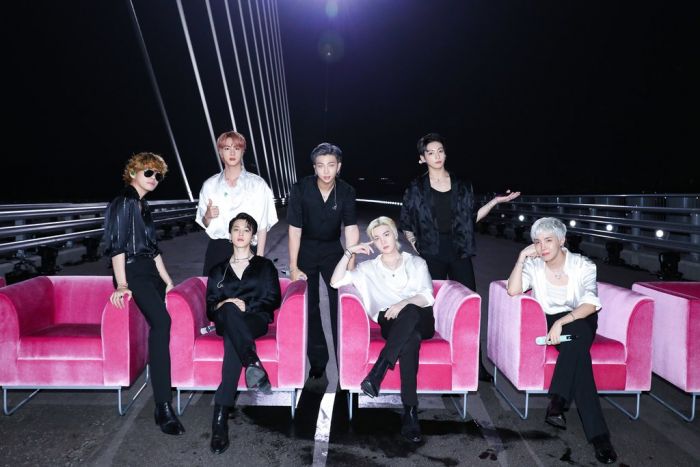 BTS 조롱·욱일기 입고 거짓 사과…콜롬비아 라디오에 비난 봇물