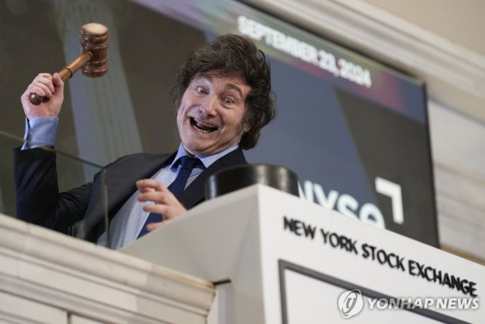 아르헨 밀레이 "외환규제 완화는 물가 0%에 도달하면 시행"