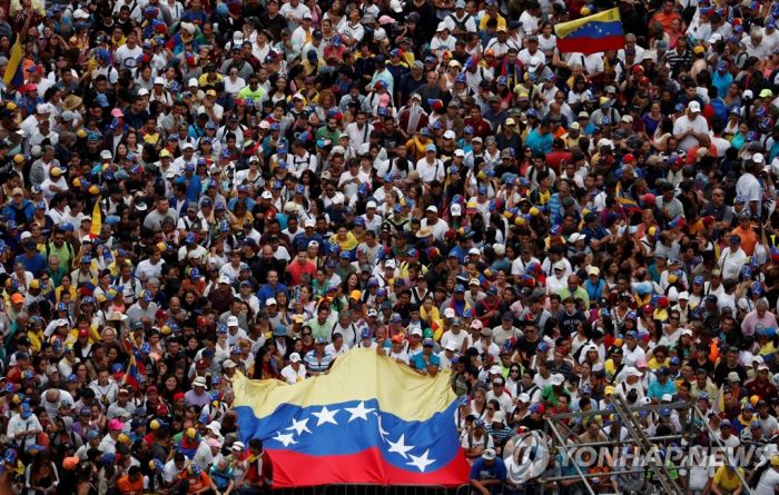 베네수엘라 '마두로 퇴진' 대규모 시위…국회의장, 임시대통령 선언
