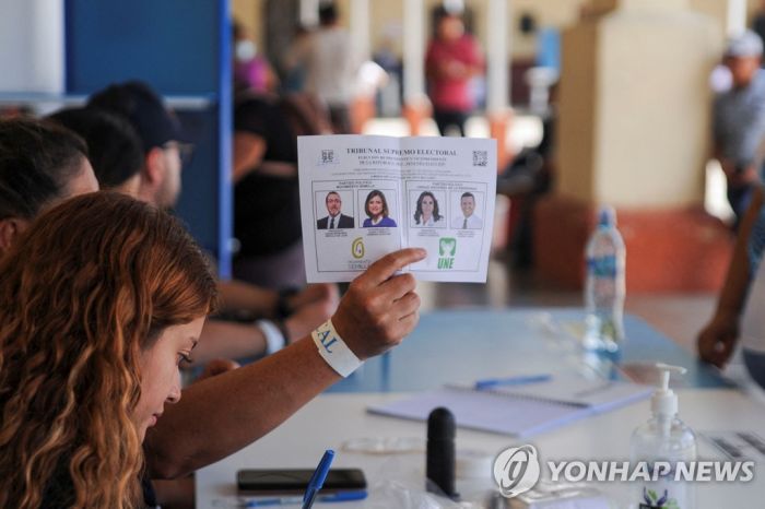 '첫 여성 vs 親中 좌파'…과테말라 대선 결선 투표 종료(종합)