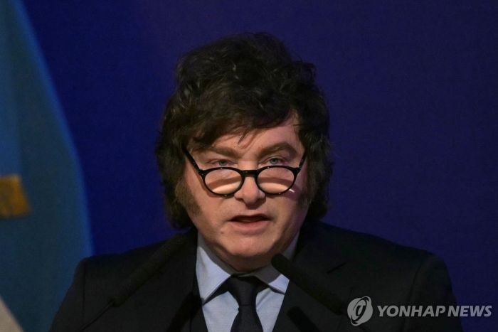 '남미 트럼프' 밀레이 연일 언론에 폭언…"쓸모없는 인간배설물"