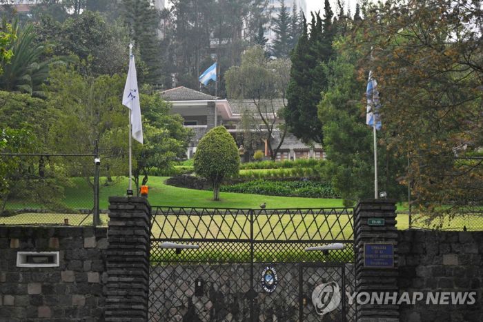 '장관 도주 스캔들' 아르헨-에콰도르, 대사 맞추방