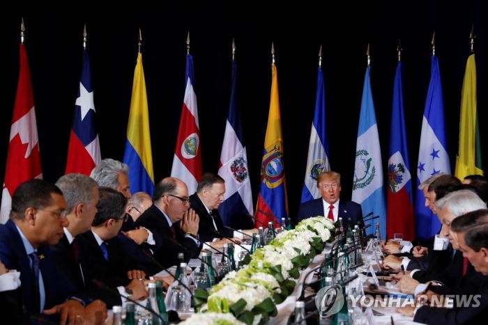 트럼프, 베네수 야권 만나 마두로 압박…마두로는 푸틴과 회담(종합)
