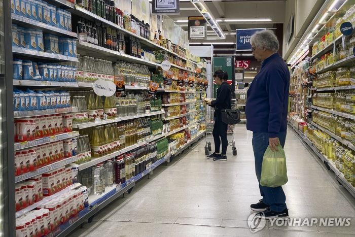 '밀레이 1년' 아르헨, 인플레 둔화했지만 더딘 소비회복 과제
