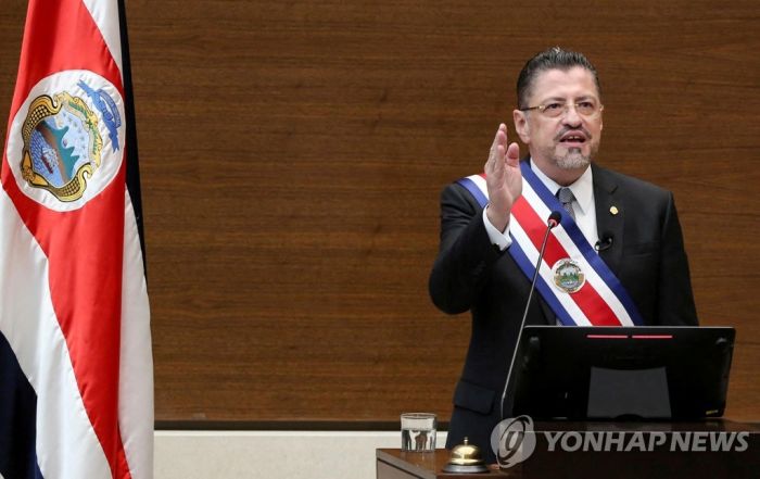 차베스 코스타리카 대통령 취임…"역사적 변화" 약속