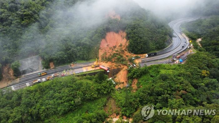 브라질 폭우에 주택 지붕까지 침수…산사태로 최소 3명 사망