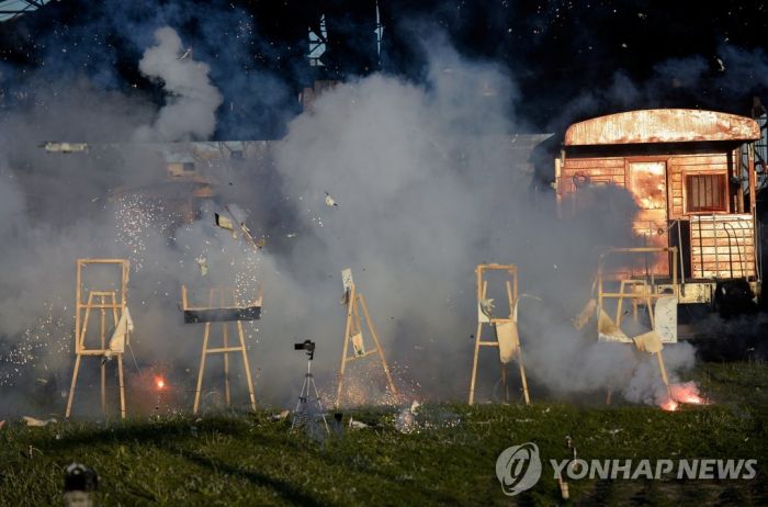 자기 그림 폭파한 아르헨티나 화가…디지털작품만 남기려고 파괴
