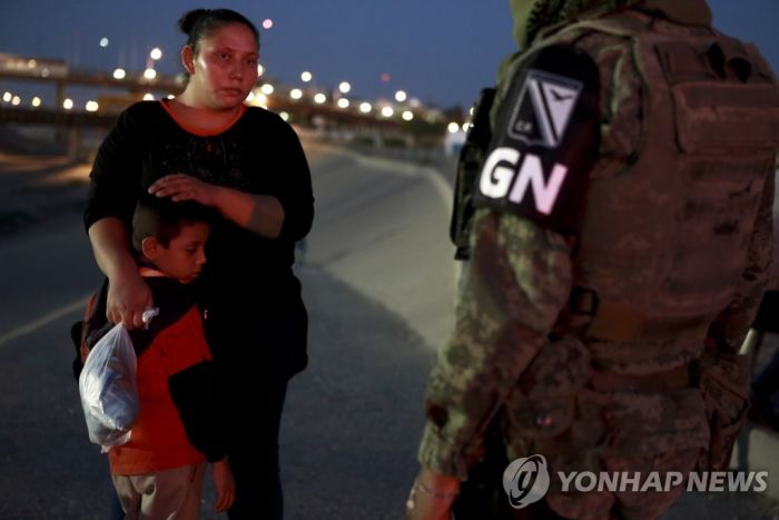 멕시코 대통령 "북부 美국경서 이민자 체포하지 않을 것"