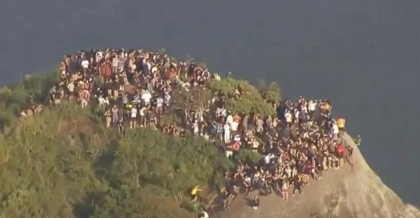 Police gunfight with favela gang traps 200 tourist…