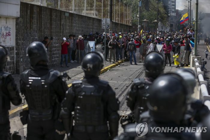 에콰도르 반정부 시위 격화…"경찰 최루탄에 원주민 사망"