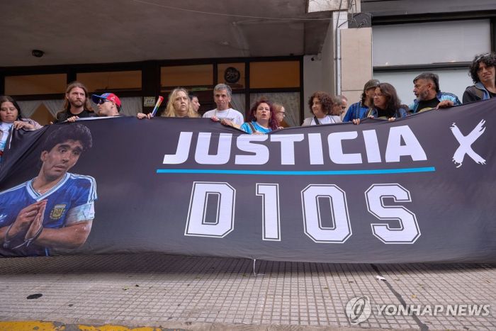 '마라도나 사망' 둘러싼 두 번째 재판 재개…의료진 7명 기소