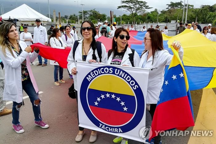베네수엘라 의사들 "해외원조 거부는 독재자의 오만"…항의시위