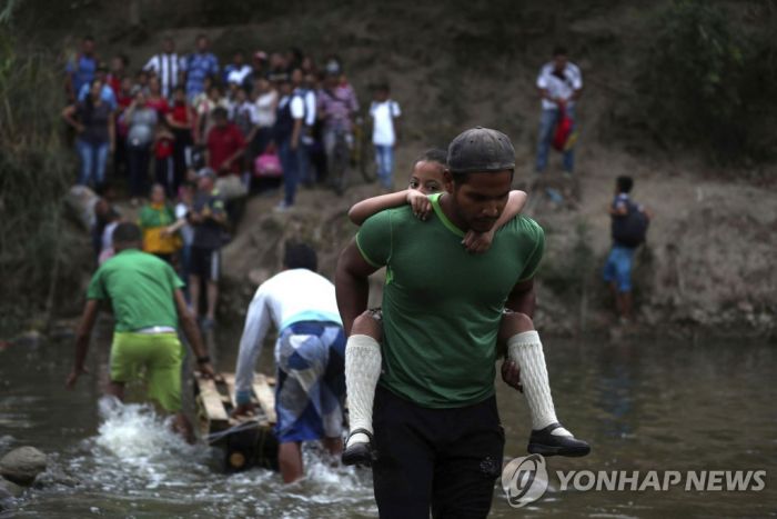 [혼돈의 베네수엘라] ②"못살겠다" 340만명 대탈출…'들불'처럼 번지는 위기