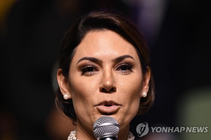 공개행사서 "의안빼서 달라" 브라질 前대통령 부인 '신종 갑질?'