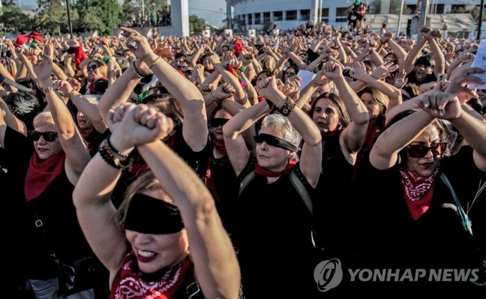 "성폭행범은 바로 당신"…칠레 여성들의 '성난 외침' 전 세계로