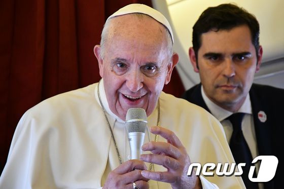 교황, '反이민' 트럼프 재차 비판…"장벽의 포로될 것" 