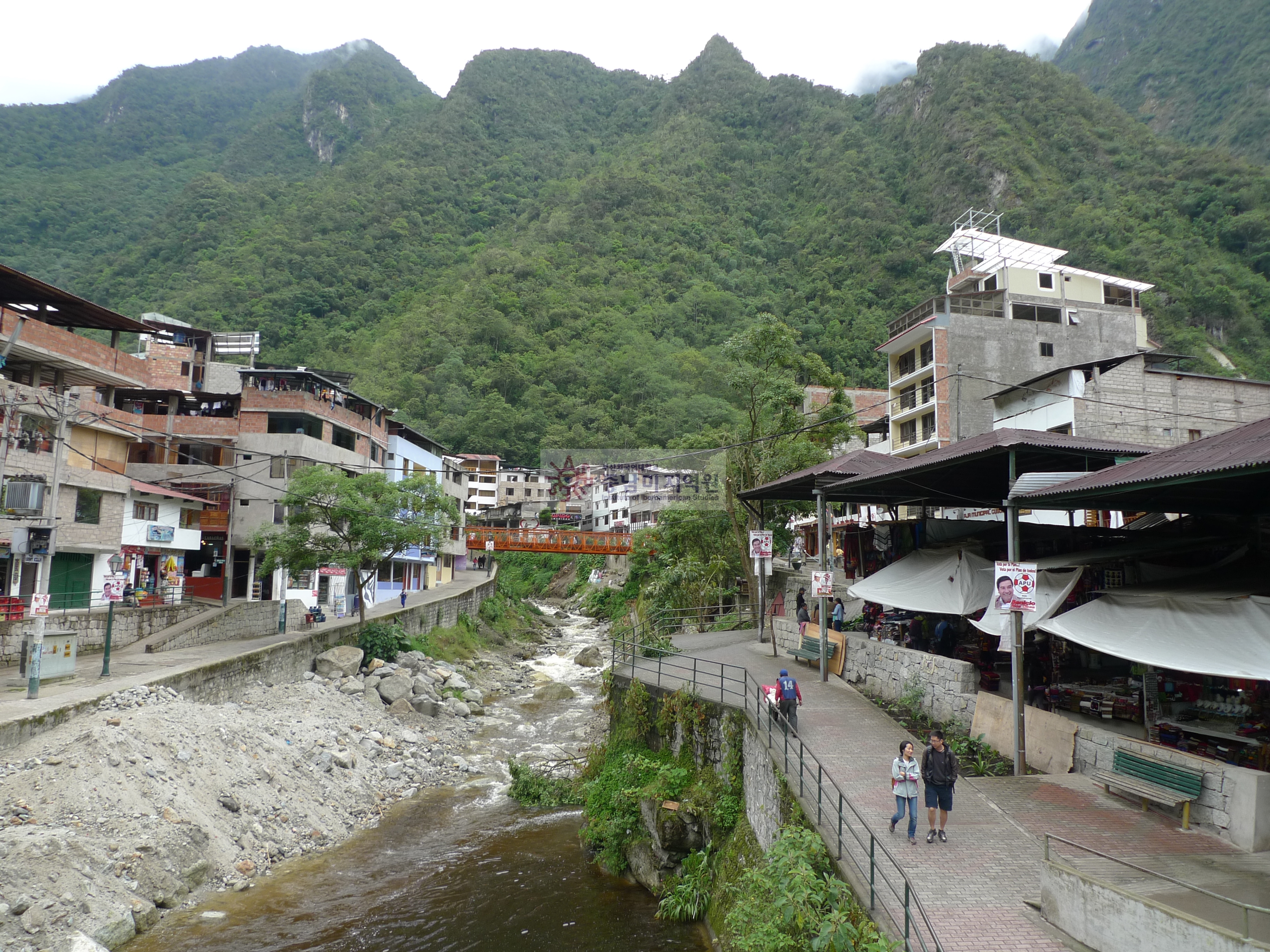 쿠스코 아구아스 깔리엔떼스(Aguas Calientes)의 망꼬 까빡 광장(La Plaza…